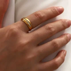 18K CZ Lined Smooth Ring