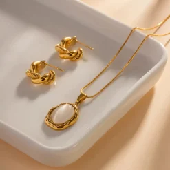 18K Moonstone Beige Necklace
